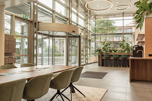 Ontvangstruimte met veel lichtinval en groen